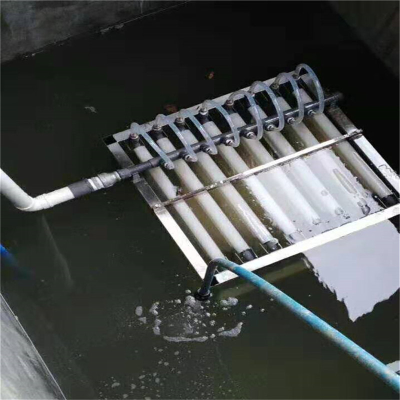 1.一种小型一体化生活污水处理设备