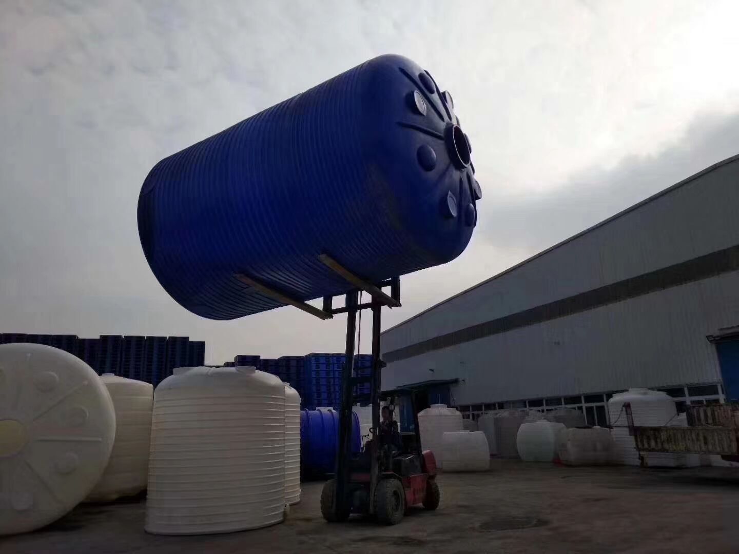 重庆40吨塑料储罐40吨立式PE储罐重庆40吨耐酸碱塑料储罐厂家