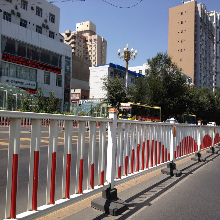 清远马路隔离护栏 京式道路护栏 停车场防护栏