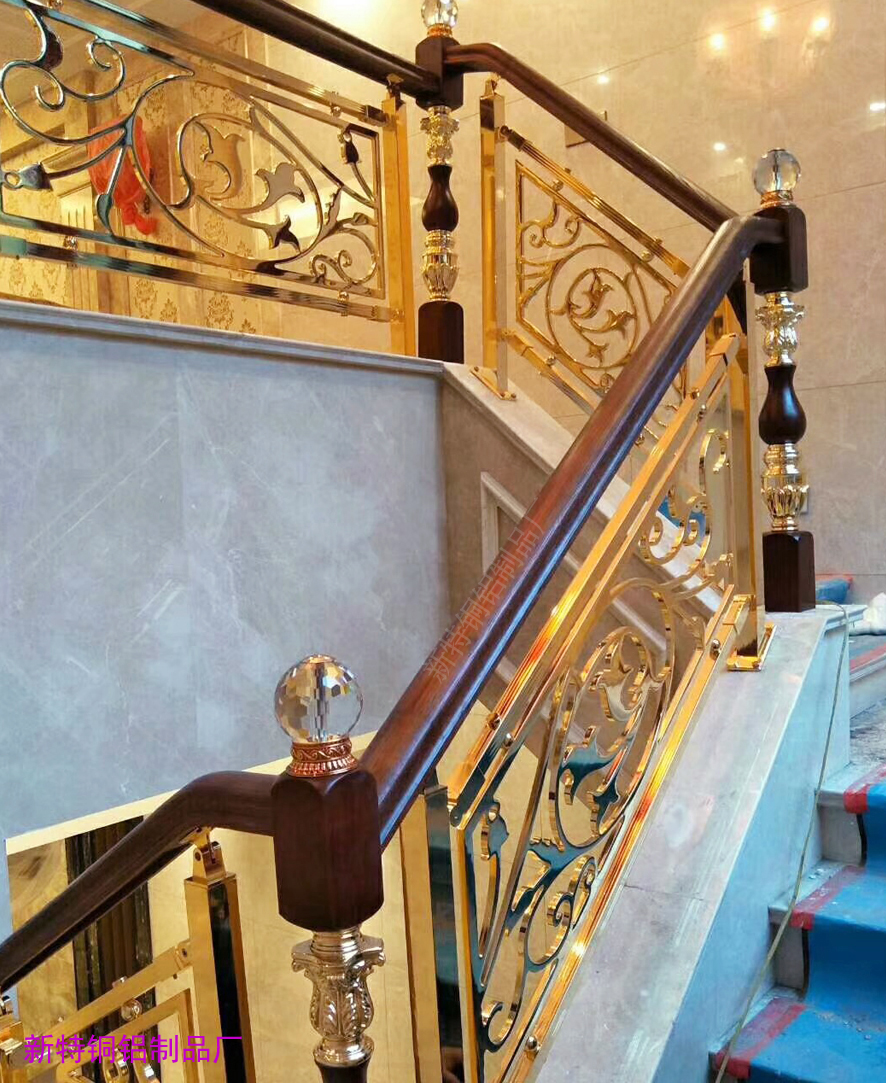 装饰铜板平雕郁金香镜面反光楼梯护栏的特色