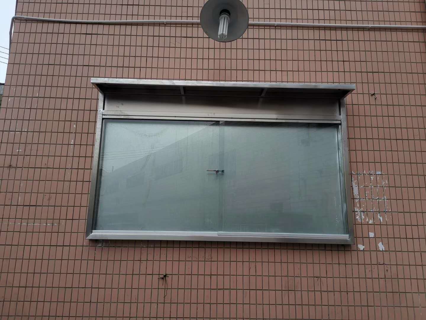 户外室内不锈钢烤漆挂墙液压开启式玻璃推拉门宣传栏