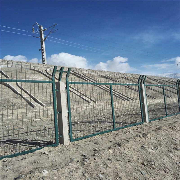 铁路防护栅栏_焊接金属网护栏生产厂家