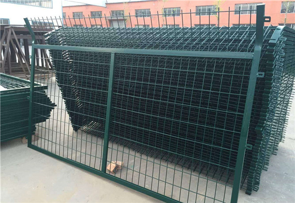 双鸭山市厂家直销桥下防护栅栏金属网片