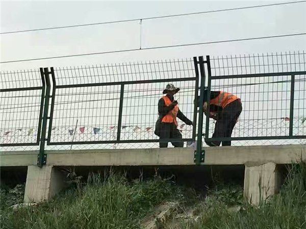 铁路旁边护栏_铁路边坡护栏_桥下防护栅栏生产厂家