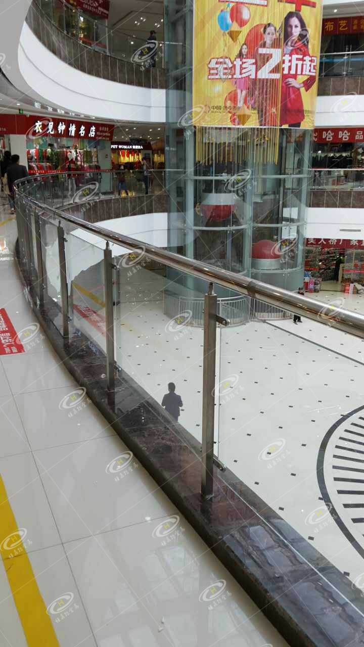 医院玻璃防护栏不锈钢工程立柱定做 商场常用的不锈钢玻璃柱子
