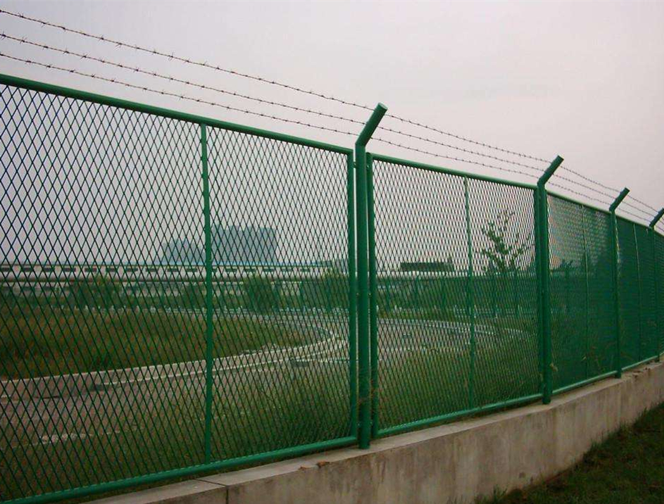 厂家直销围墙护栏钢板网 定制厂区防爬围栏网钢板网