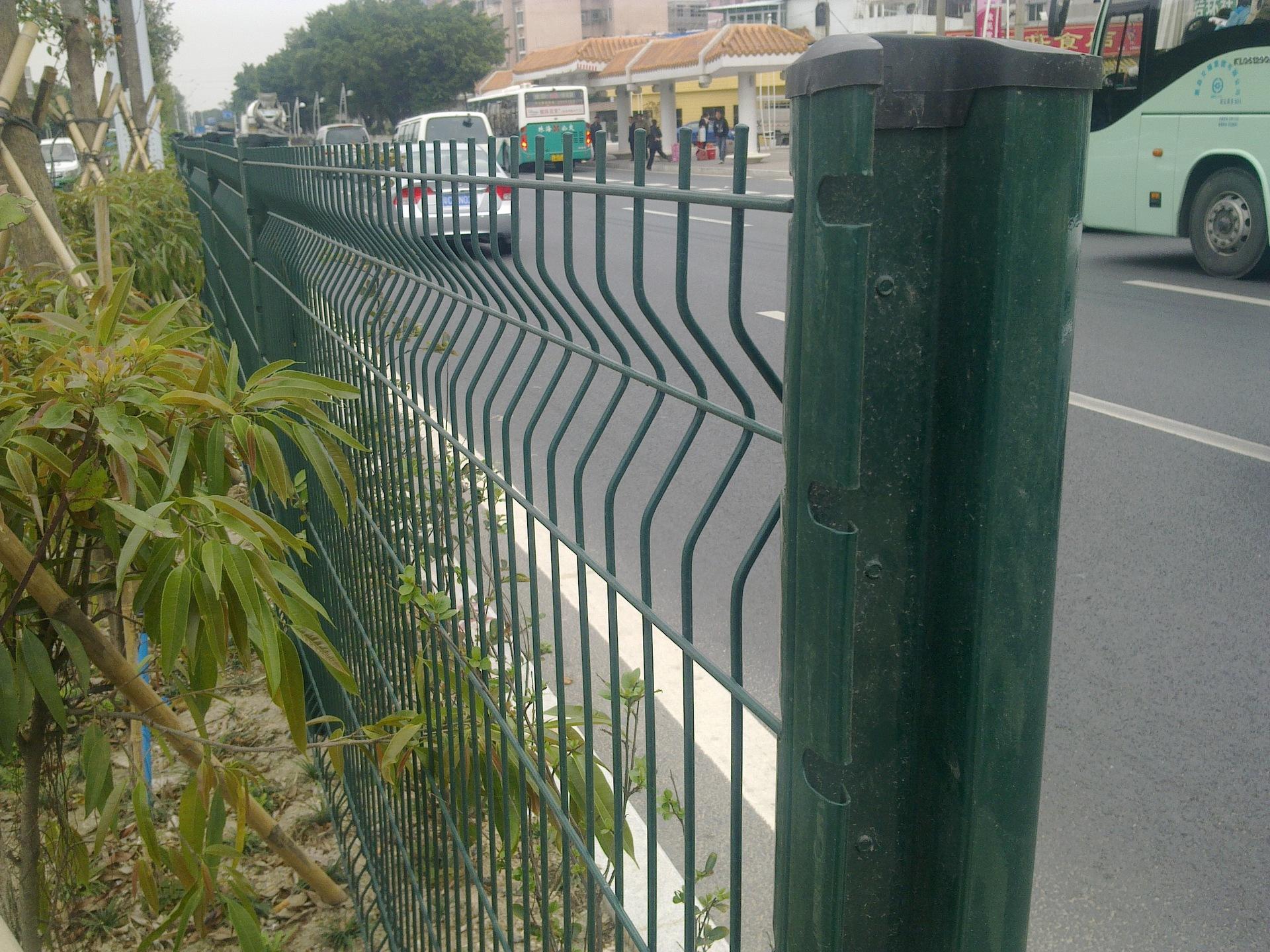销售钢板网护栏高速公路铁路隔离护栏网铁丝围栏批发 框架护栏网