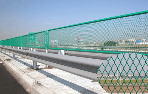 厂家供应桥梁防抛网 菱形钢板网护栏 高速公路防眩网