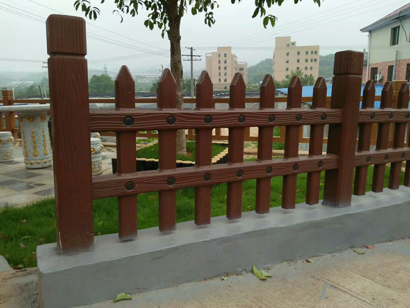 张家界水泥木栏杆 张家界景区木栏杆定制设计效果
