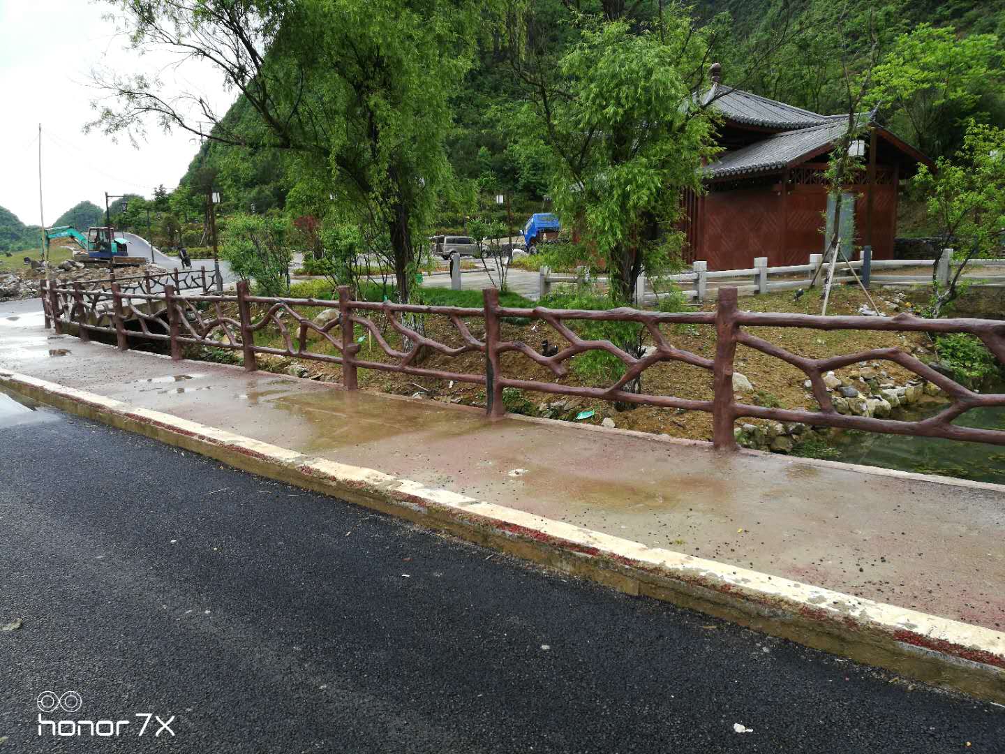 广州河道仿木护栏 广州仿木栏杆设计公司生产性能稳定