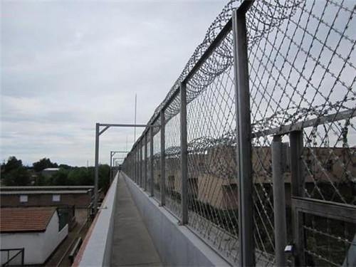 上海墨绿色监狱隔离网定制 监狱围墙隔离网