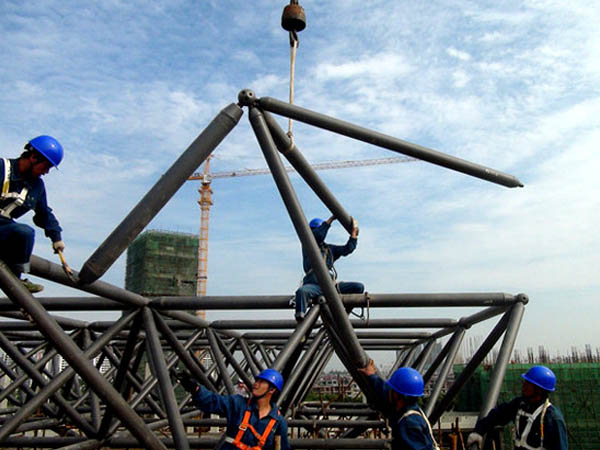 屯昌县建设加油站网架钢结构厂房 吉林市网架钢结构 养殖场钢结构彩钢房