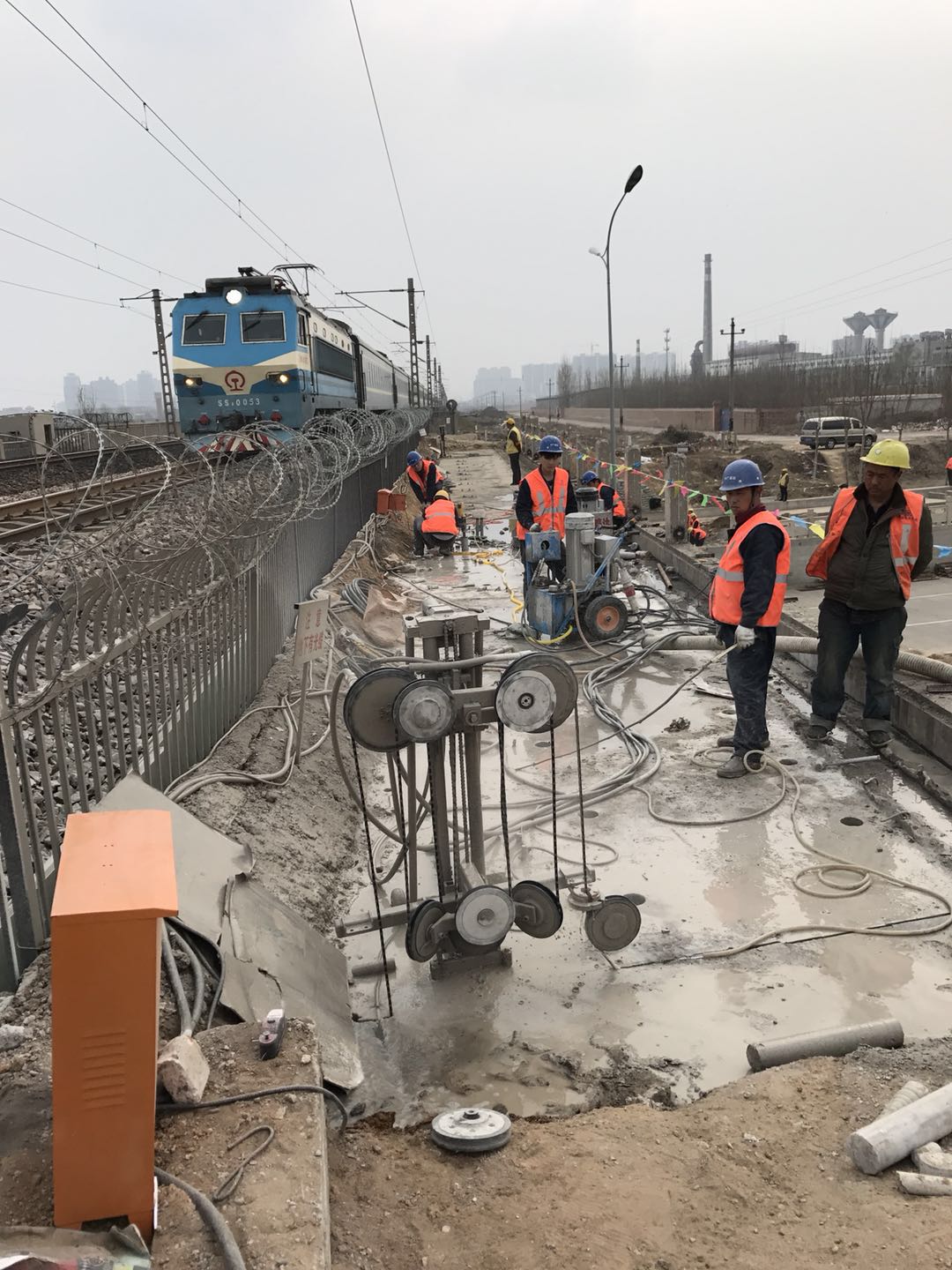 北京昌平混凝土切割 支撑梁切割 铁路桥涵洞切割 楼板切割拆除 连续梁切割