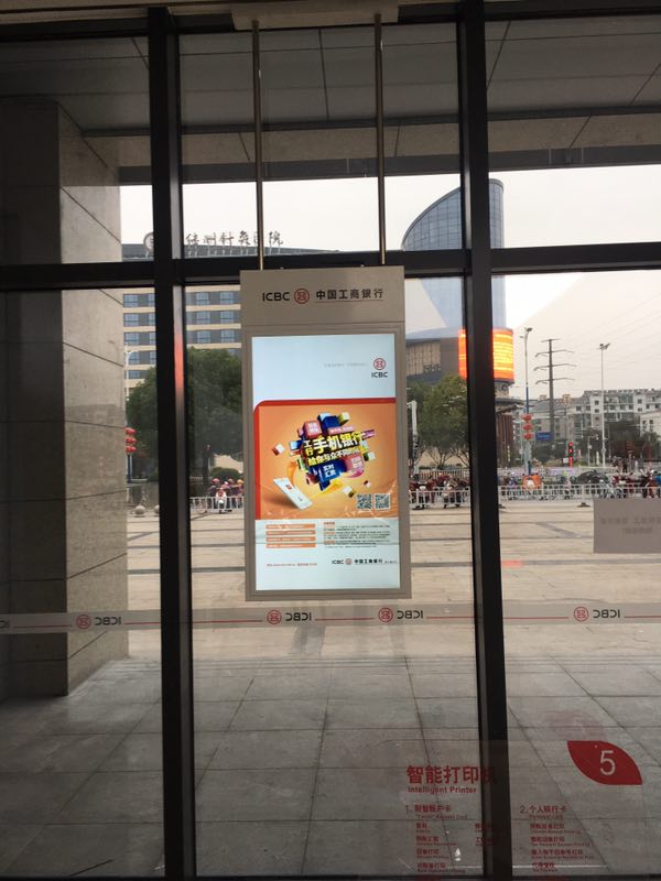 双面吊挂广告机智慧银行橱窗商场吊装海报宣传屏网络LED高清液晶显示屏