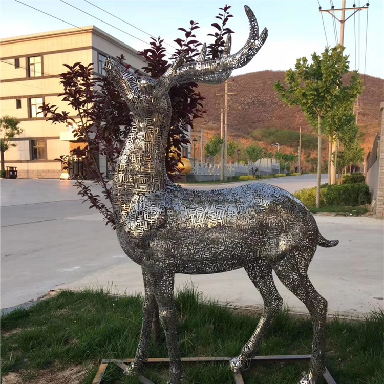 镂空鹿雕塑