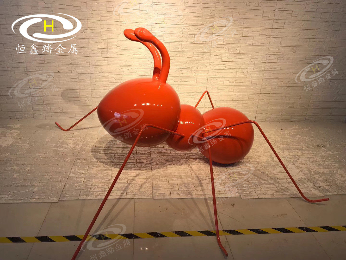 上海浦东广场上红色不锈钢蚂蚁雕塑定做不锈钢蚂蚁景观雕塑