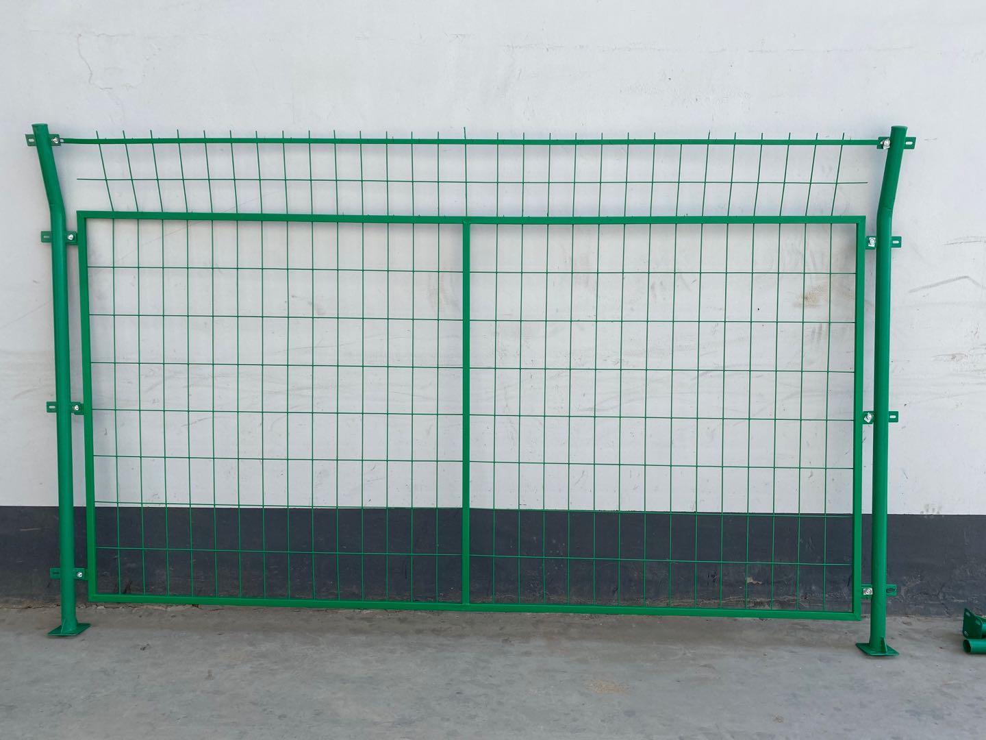 厂家供应养殖圈地折弯框架护栏网 定制高速公路绿色隔离框架护栏