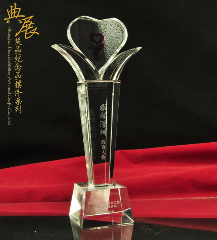 秦皇岛抗疫胜利表彰大会奖杯款式多样 感谢牌