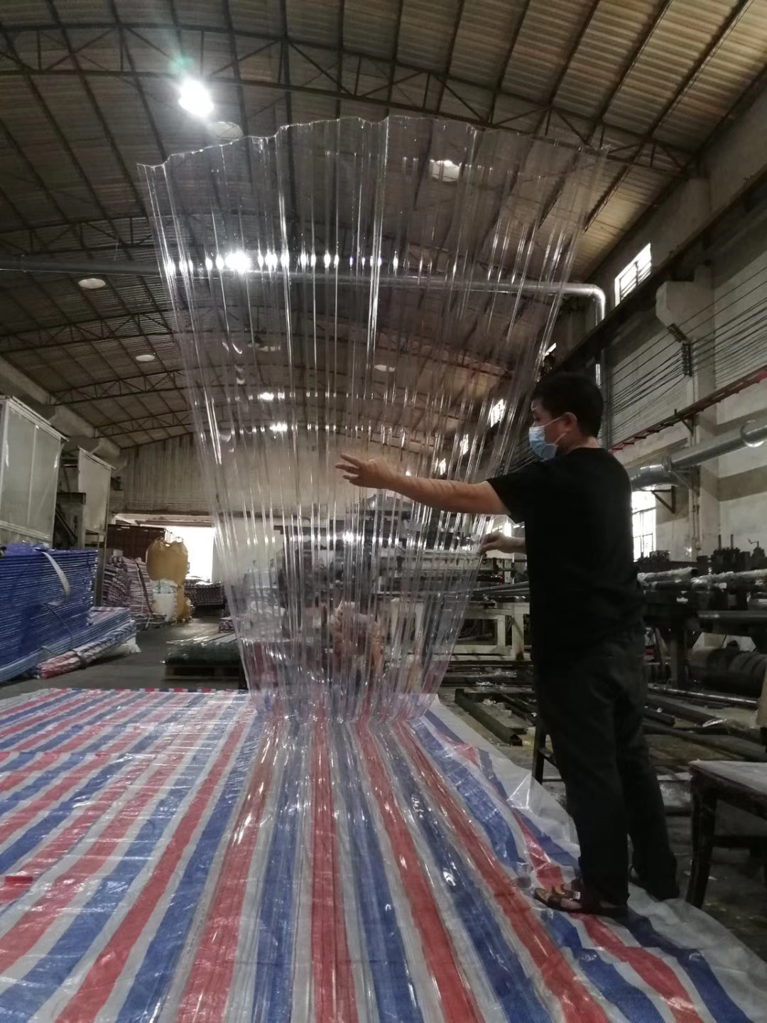 虹鑫瓦厂透明波浪瓦安装 840型采光瓦 阳光板