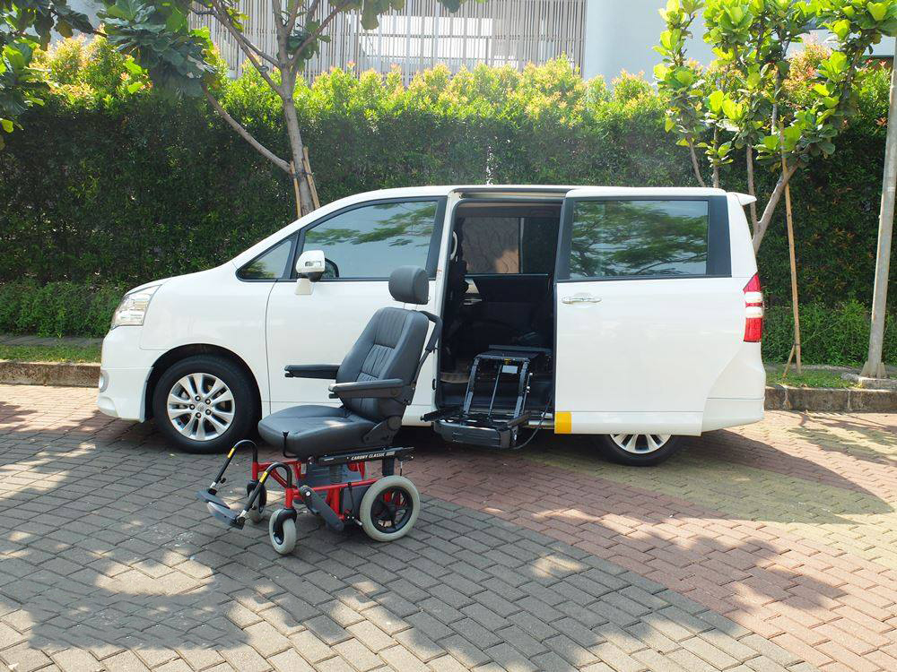 日产NV200，本田Elsion改装的带有对接轮椅的汽车升降旋转座椅