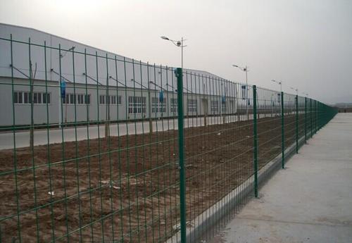 格尔木带刺铁丝网围栏定做公司 鑫龙彩钢钢构供应