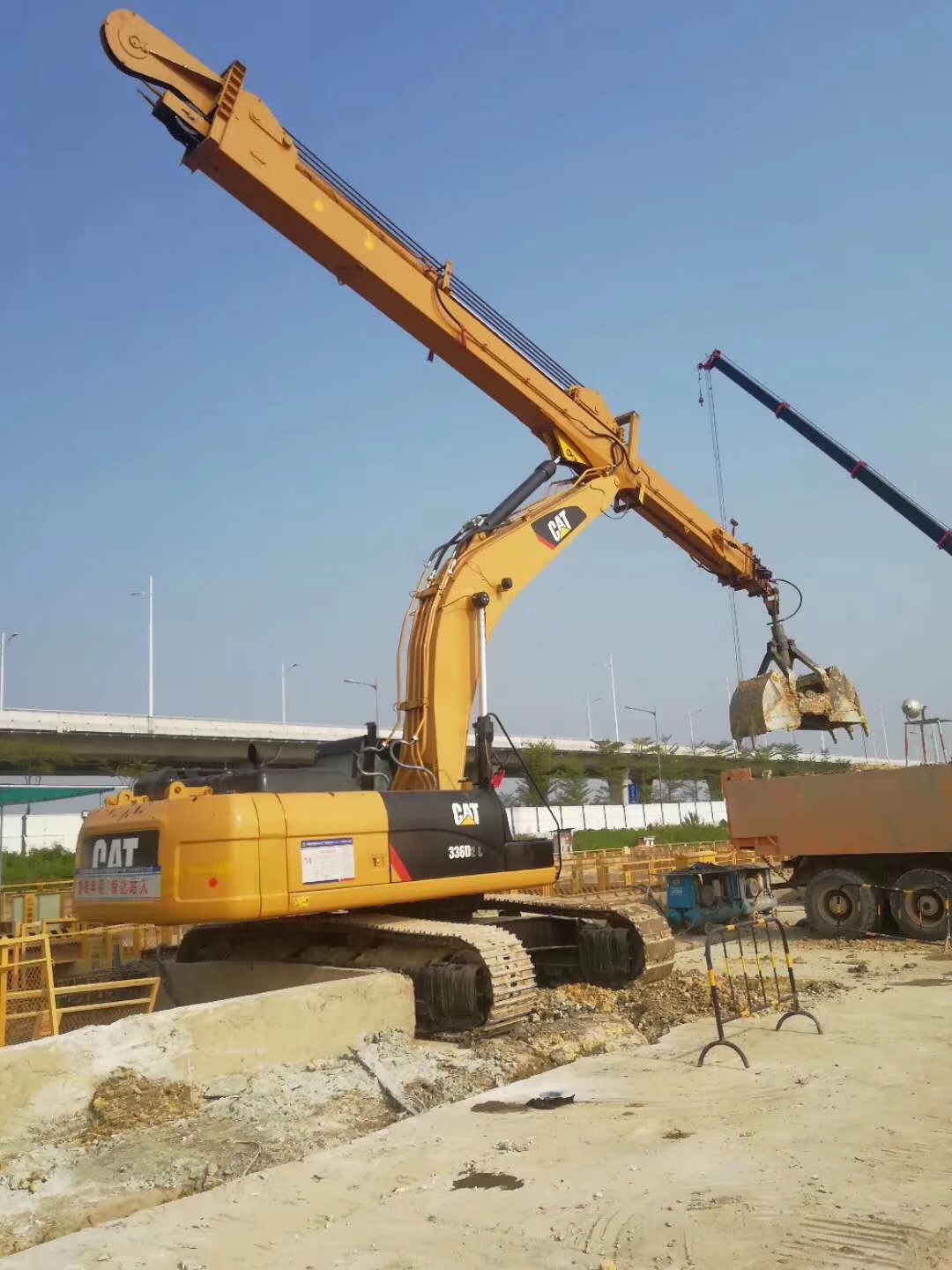 挖掘机伸缩臂、40米多节桶式伸缩臂、可挖深28米、质量保证