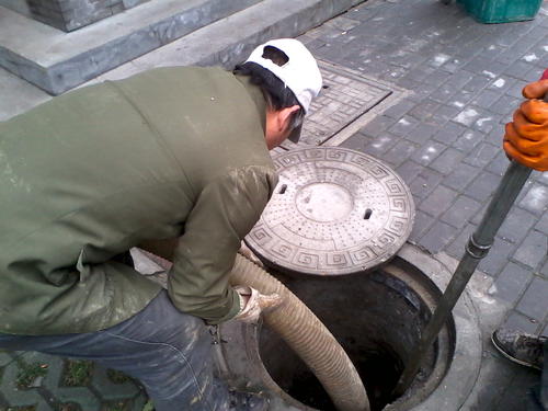 良渚街道清理化粪池车子