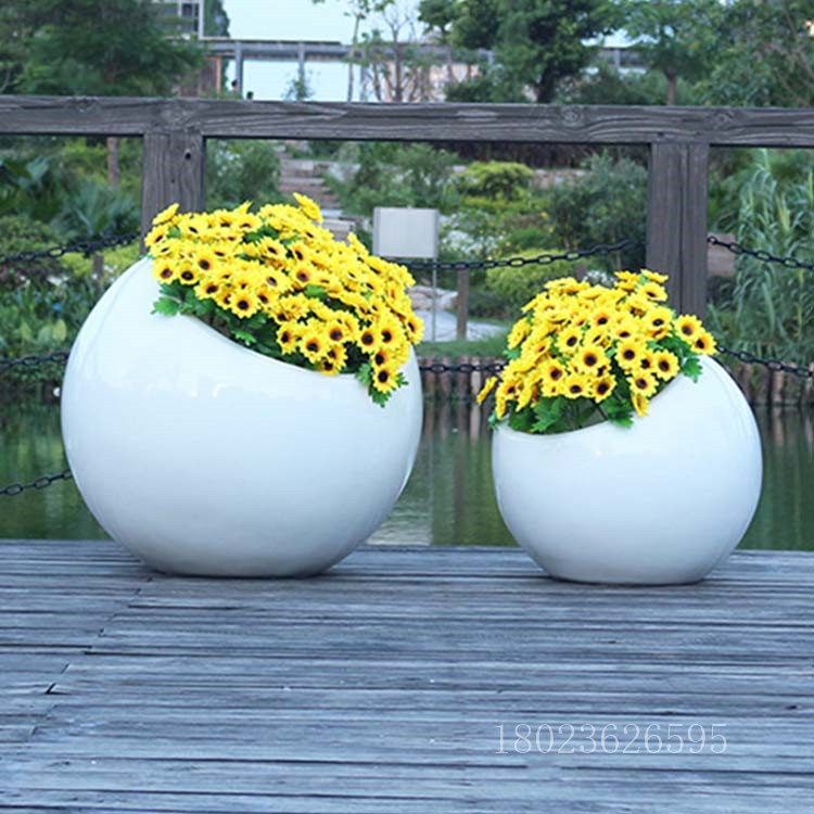 广东花盆厂家定制景观园林花钵，半圆形球体白色玻璃钢花盆