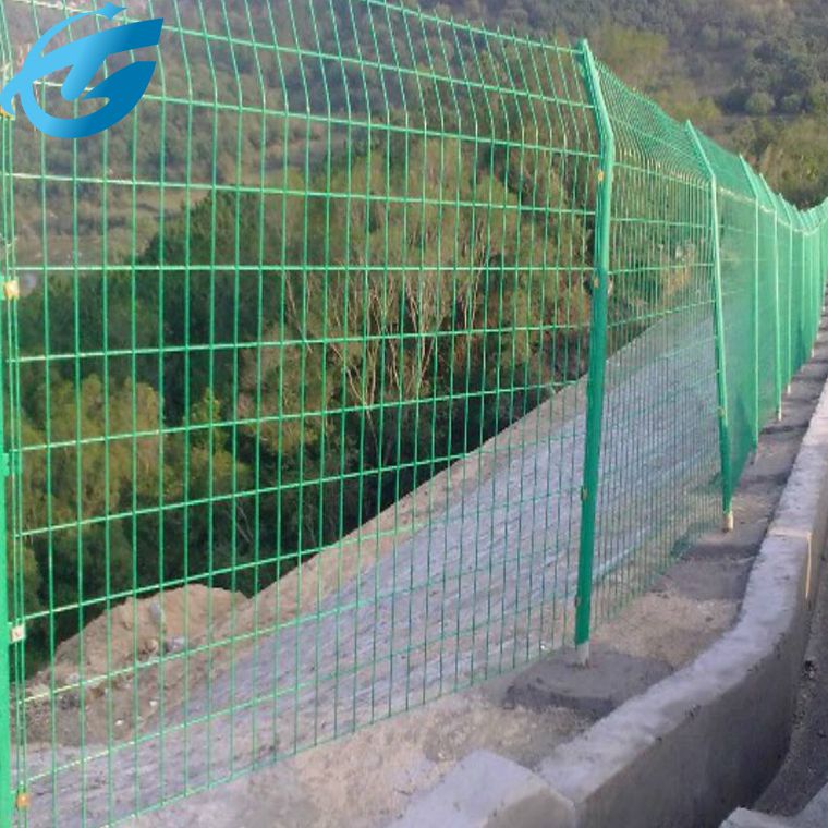 金属隔离防护栏 浸塑公路护栏