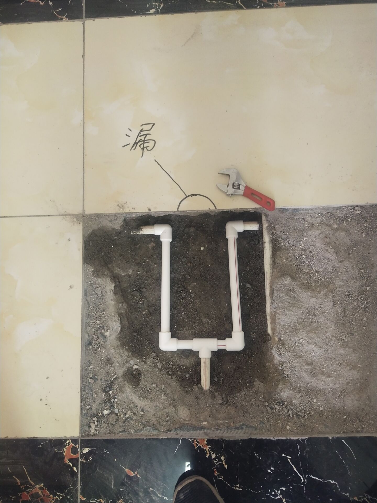濟南高新區龍園業主客廳走廊漏水漏到樓下 經檢測地下熱水管滲漏水