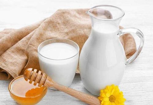 蜂蜜牛奶怎么喝较好?蜂蜜能和奶一起吃吗?
