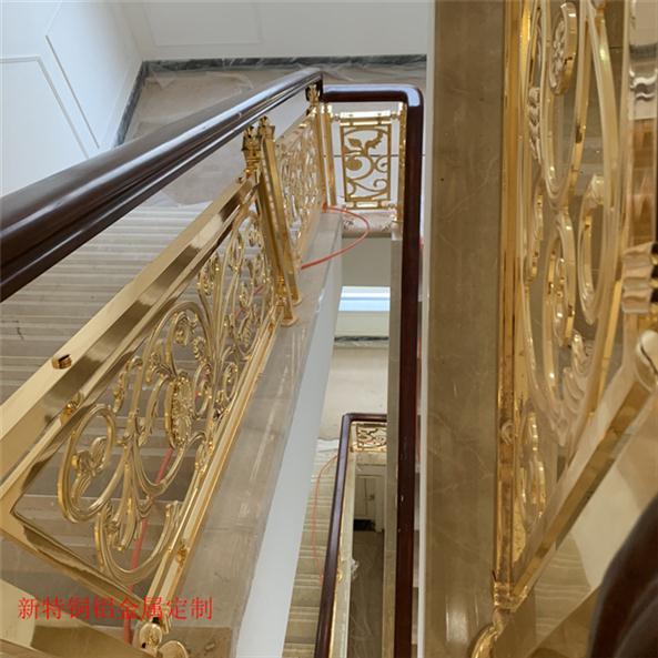 南京别墅铜楼梯扶手魅力不错 铜板镀金楼梯 款式不错