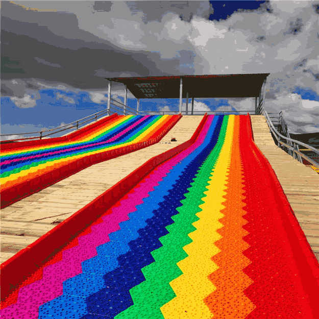 色彩斑斓的泰松七彩滑道 网红引流项目 彩虹滑道生产厂家
