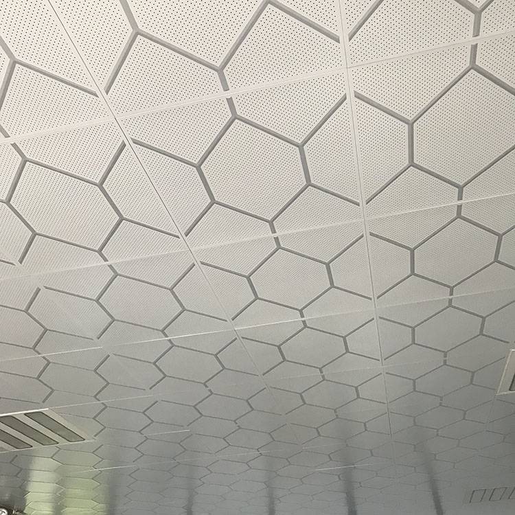 科技馆定制六边形铝扣板吊顶 白色穿孔铝扣板厂家