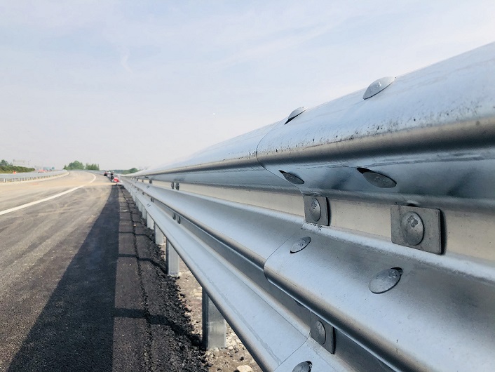 吉安定制款波形梁钢护板 交通安全浸塑波形护栏生产厂家