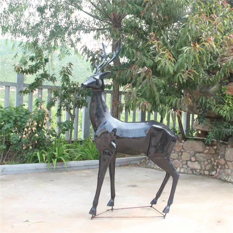 青海鹿动物雕塑玻璃钢