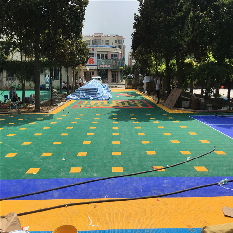 沧州球场拼装地板 临高县生产篮球场悬浮地板