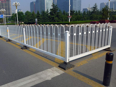 京式交通护栏网优质锌钢护栏|草坪|道路|基坑|移动|彩钢厂家河北诚铄
