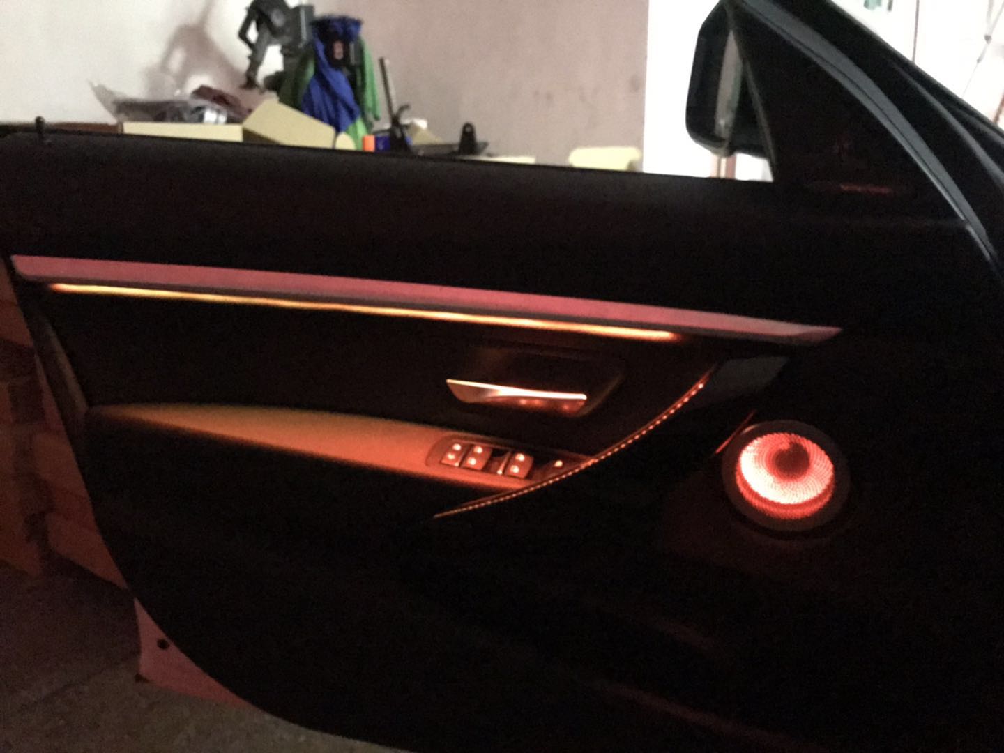 好马配好鞍，宝马3系GT主屏控制八色氛围灯配宝华发光盖板
