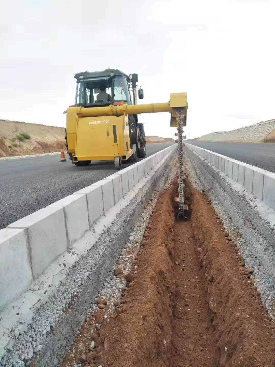 链条式自来水管开沟机拖拉机带圆盘式高速公路跨栏水泥路面工程开沟机