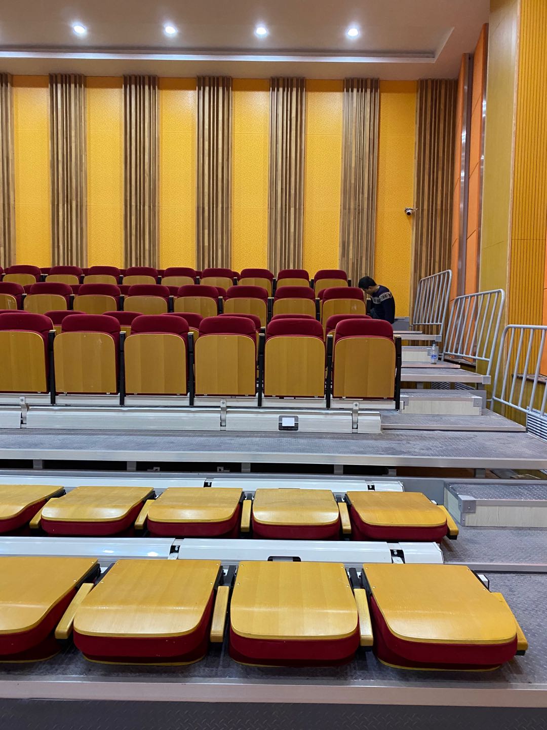 固定式观众席看台座椅 线条流畅 安全措施