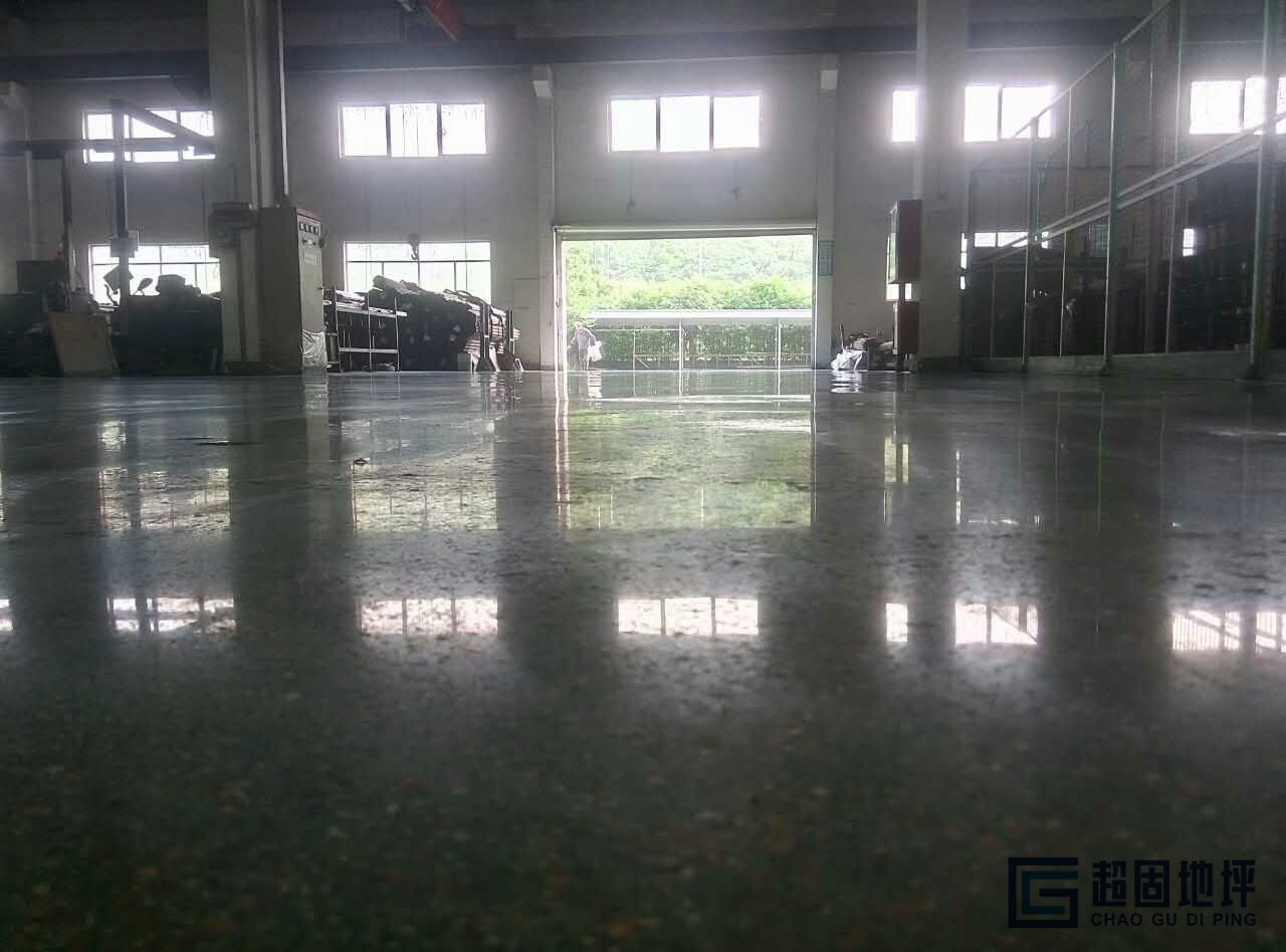 武汉、汉阳区水泥地起灰处理+厂房地板硬化施工=密封固化剂地坪