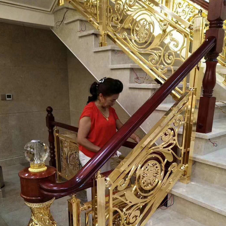 弧形铜雕刻楼梯 别墅镀金铜艺楼梯扶手安装效果