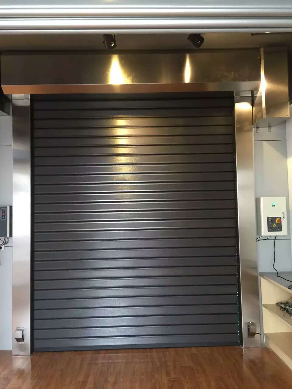 铝合金硬质门