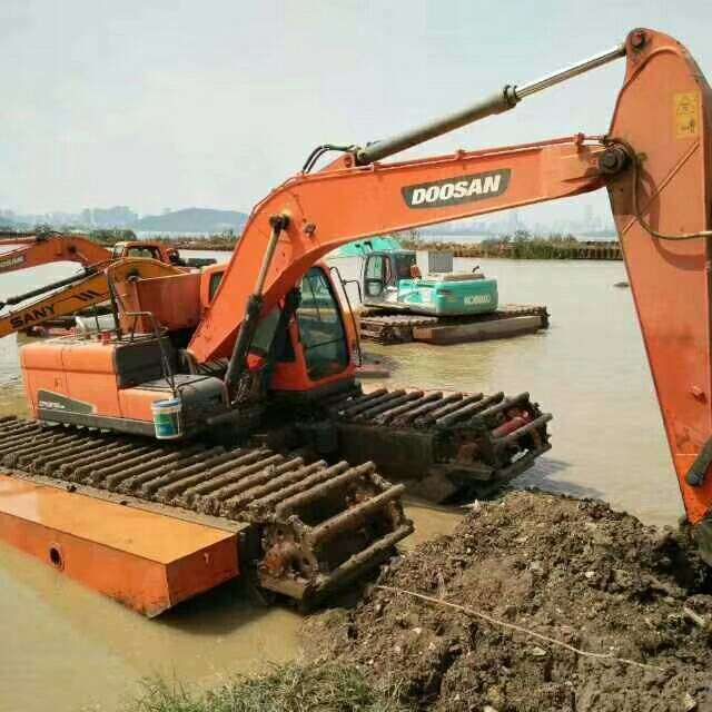 旺苍水陆挖掘机租赁 水上挖机清淤租赁 水路两用挖掘机出租价格