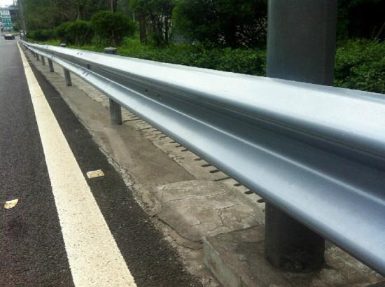 新余市波形钢板公路护栏板三波护栏板护栏板防撞护栏板