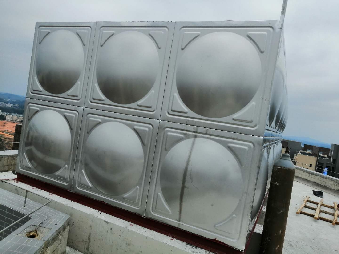 襄阳组合式不锈钢水箱规格 组合式保温水箱 15年安装经验
