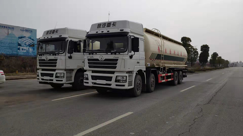 陕汽德龙40方低密度粉粒物料运输车批量送往云南水泥厂企业
