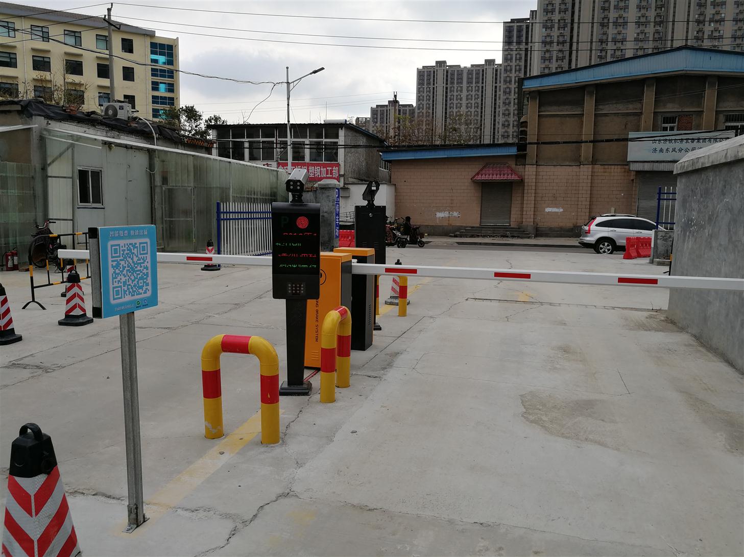 晋城自动车牌识别器 停车场扫码支付系统 安装维修