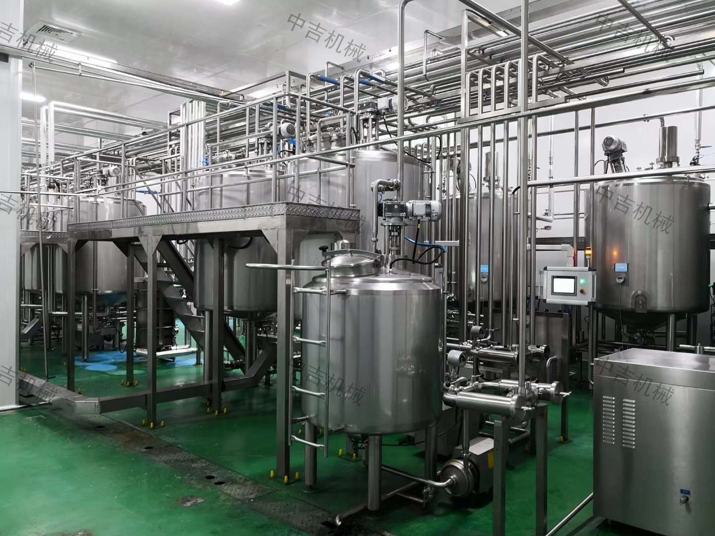小型果汁饮料生产加工设备供应商-玻璃瓶果汁饮料三合一高温灌装机
